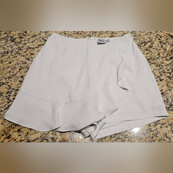 Princess Polly White Skort Size 4 - Picture 2 of 9